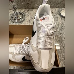 Nike Air Max Air Dawn sz Youth 7 (fits like women’s 8)